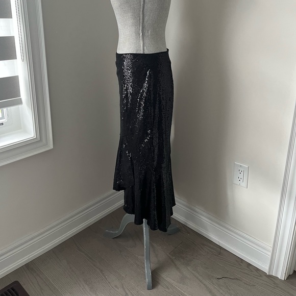 Black sequin trumpet midi skirt. INA SIZE M. Very flattering and only worn once! - Picture 3 of 9